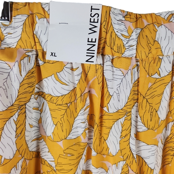 NWT, Nine West, woman's yellow and white floral print shorts. Sz XL - Picture 3 of 6